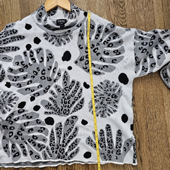 Fate mock neck sweater cheetah monstera plant print gray black white size large - Picture 4 of 7